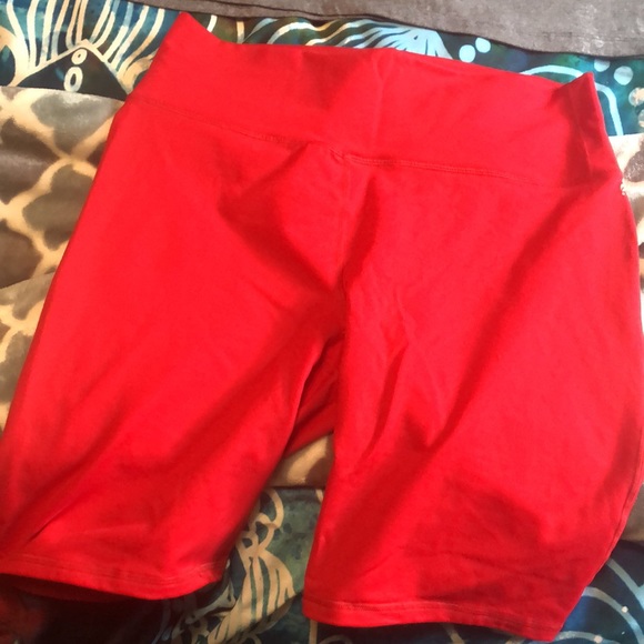 ✨2/$75 ✨ Fabletics shorts and crop boxy tee outfit - Picture 3 of 4